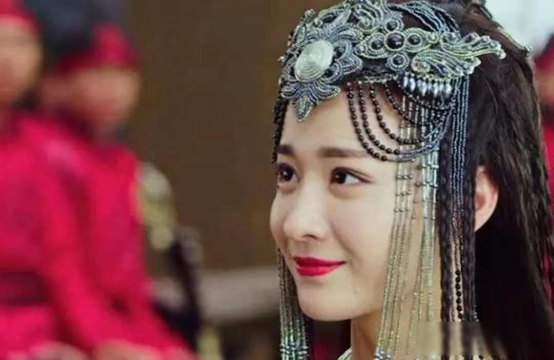 1126年冬夜，宋徽宗最宠爱的小女儿，被灌下了几杯烈酒，脸颊泛红、意识昏沉。片刻