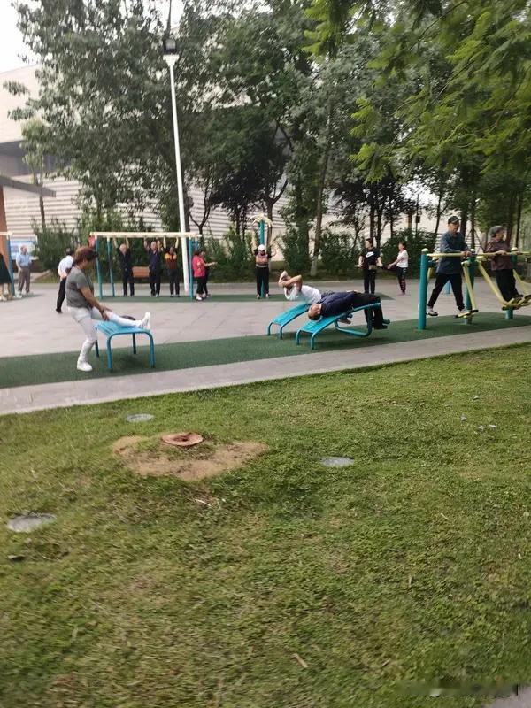 喜欢原地跑步，这事儿看似简单，真正能坚持下来的人却寥寥无几。居然还有人愿意花钱找