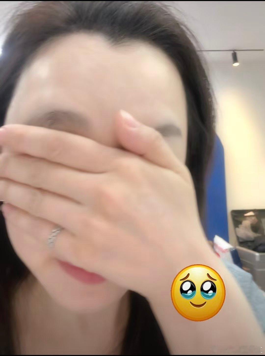 范玮琪看江语晨写的信哭了江语晨写给范玮琪的信 好真诚的两个姐姐！范玮琪睡醒发现江