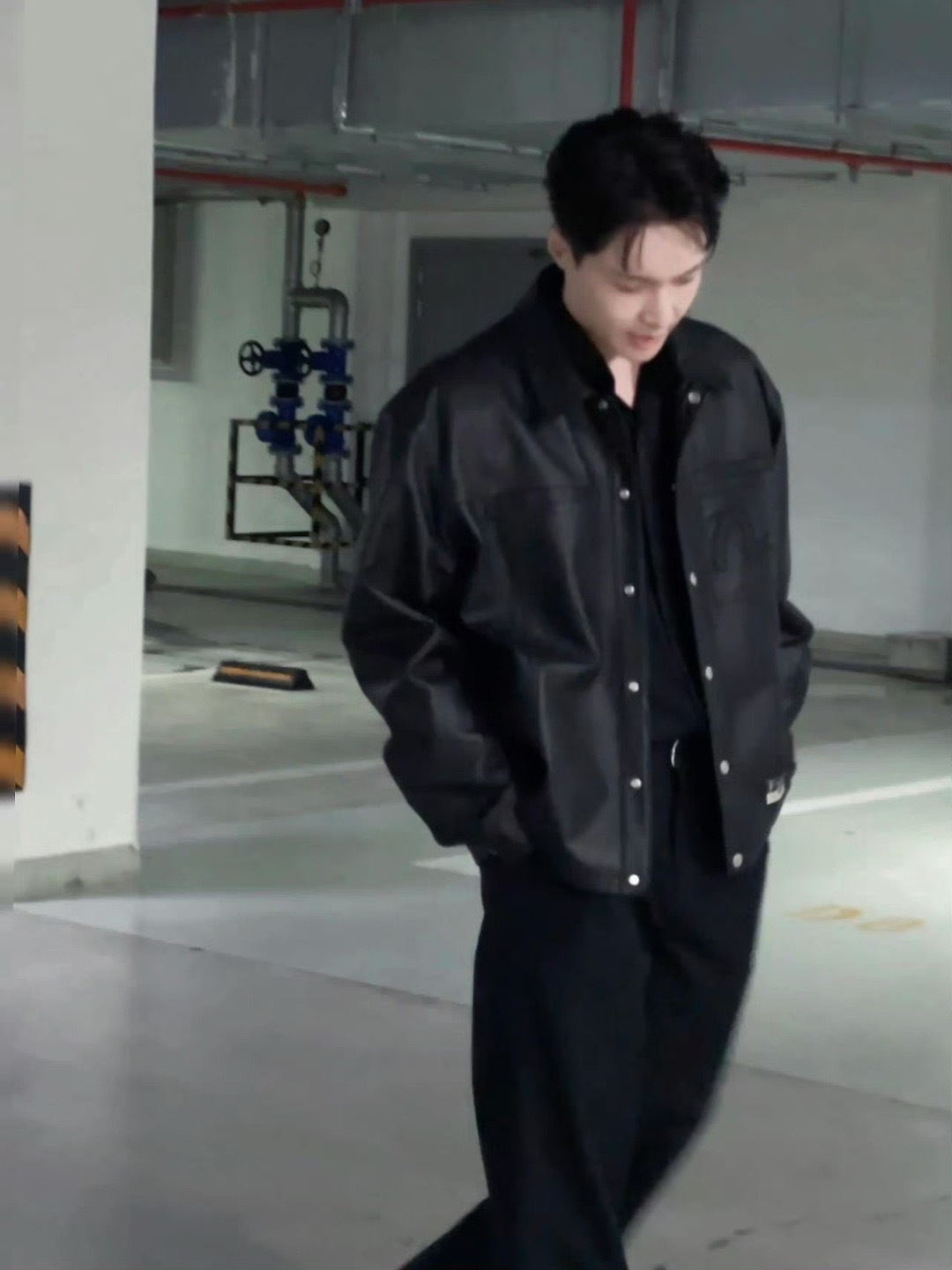 张艺兴车库唱歌偶遇一个好帅的张艺兴张艺兴车库唱歌，不错不错，[心][心] ​​​