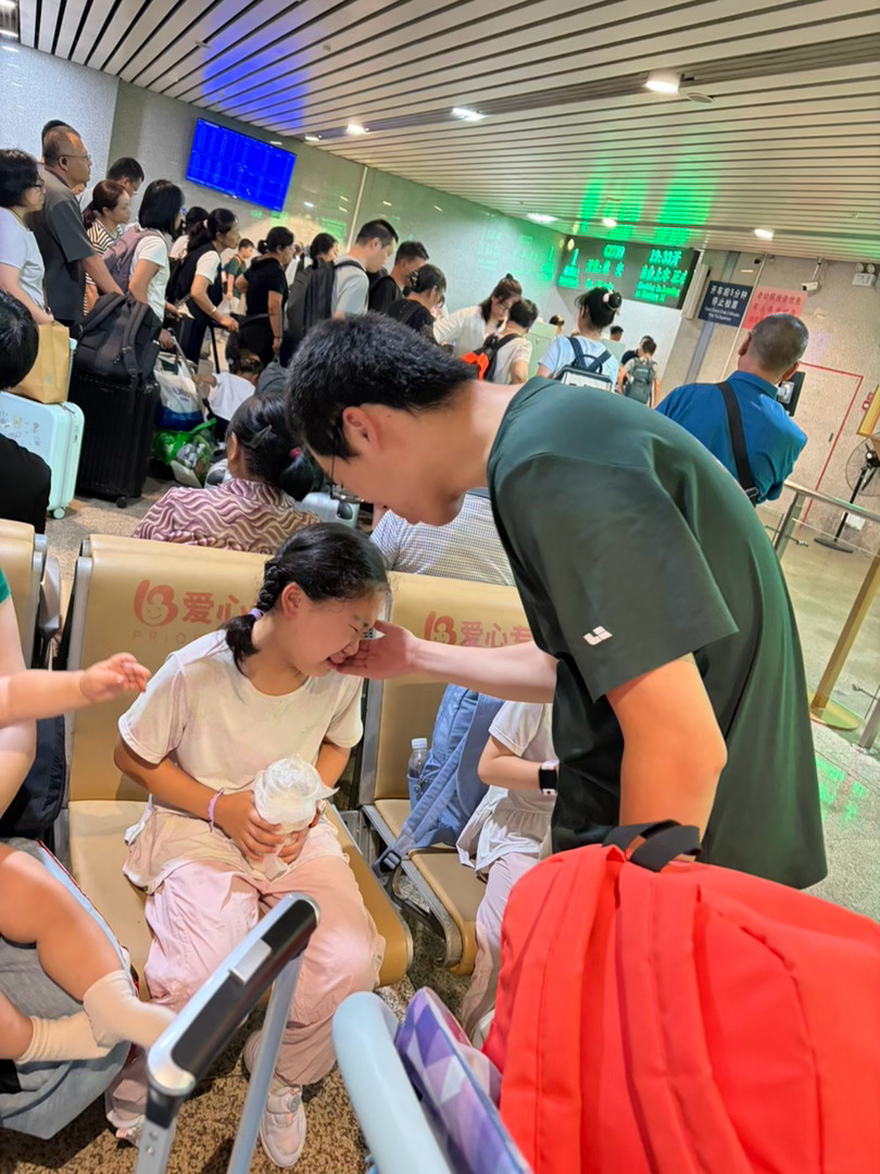 要不说恬恬是长在爸爸心尖尖儿上的宝儿，搂着爸爸不让走，哭着让爸爸一起来送爸爸出站
