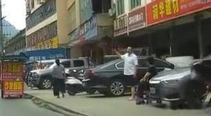 重庆彭水山体垮塌看那条事发前不久的行车记录仪视频，事发地点路边那些人应该是已经看
