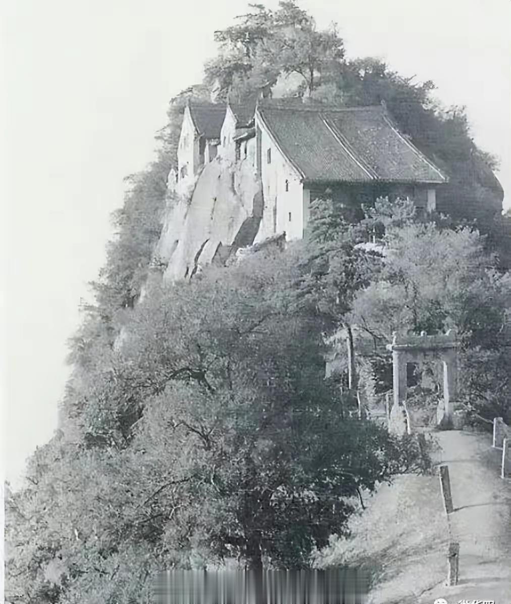 1935年，华山。那会儿没什么游客，去的都是文人骚客。 ​​​