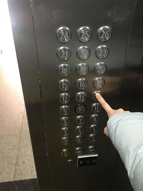 你的小区电梯是什么类型的刷卡的吗？

如果正在运行的电梯突然发生故障而急速掉落，