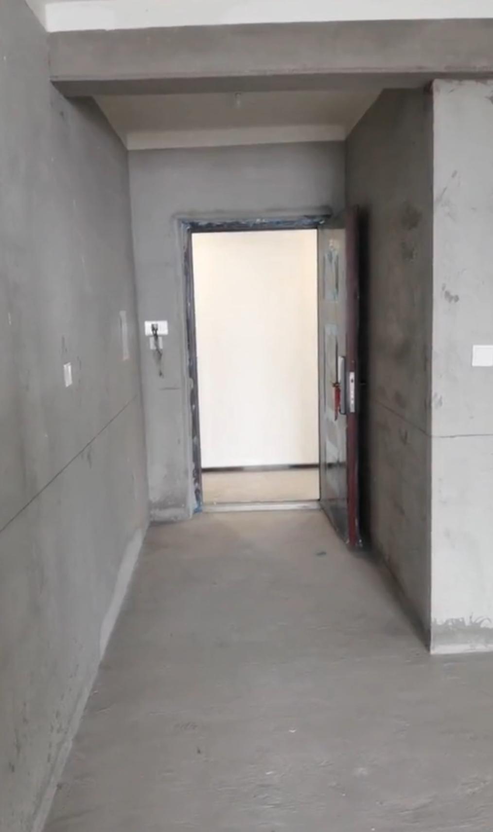 我离婚后，拼命攒了5年钱，终于在城里买了一套属于自己的房子，还没住热乎，我妈就找