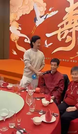 12月8日，吴京的老父亲过80岁大寿！我们都知道明星一个个在人们的印象中都非常的