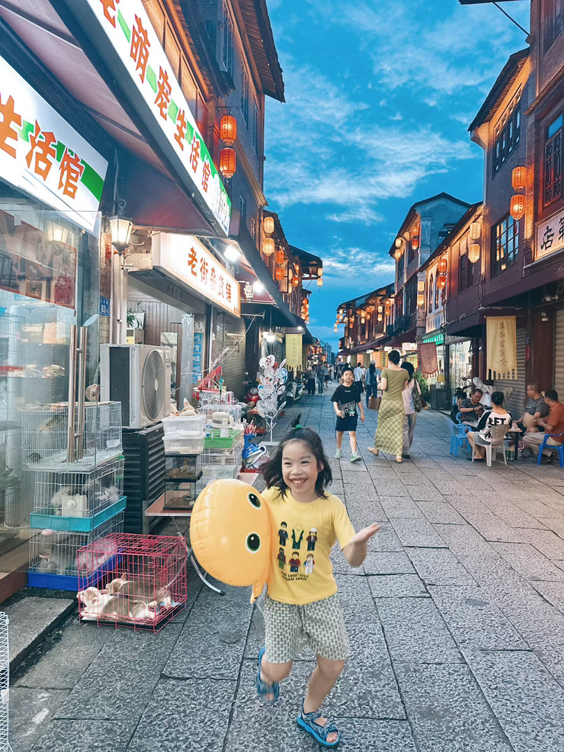 旺仔：妈妈，你可以给我买个气球吗？我：当然可以啊～你选一下旺仔：我要那个黄色的恐
