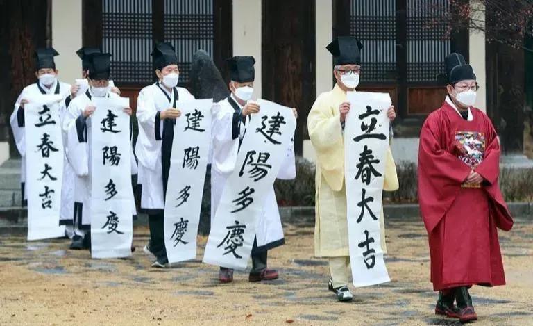 韩国这春联，确实看起来有点怪怪的！
你觉得呢？