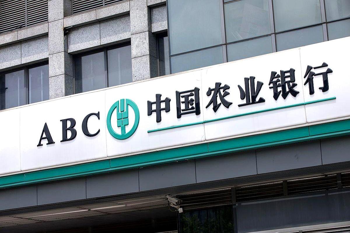 手里有10万元，放农行3年和5年，利息到底差多少？
按2026年10月19日挂牌