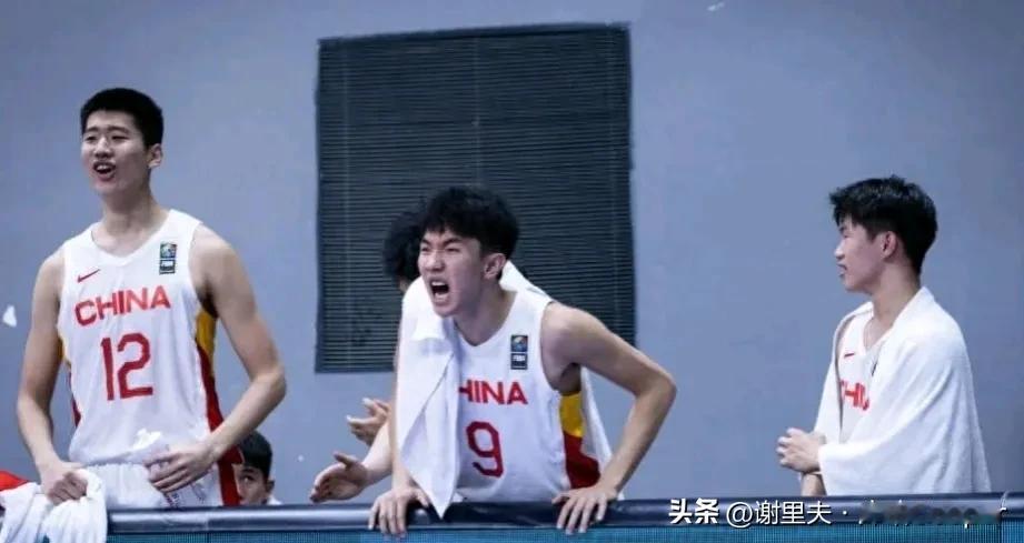 男篮U17吊打菲律宾，小将张博源打的，简直就是乔丹！中国男篮打菲律宾，像大学生打