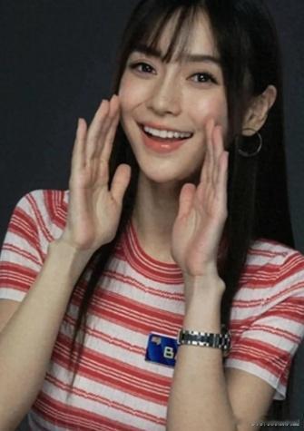 杨颖这组生图太美了，上身穿着条纹短袖，下身黑色皮裤，美翻了吧 ​​​