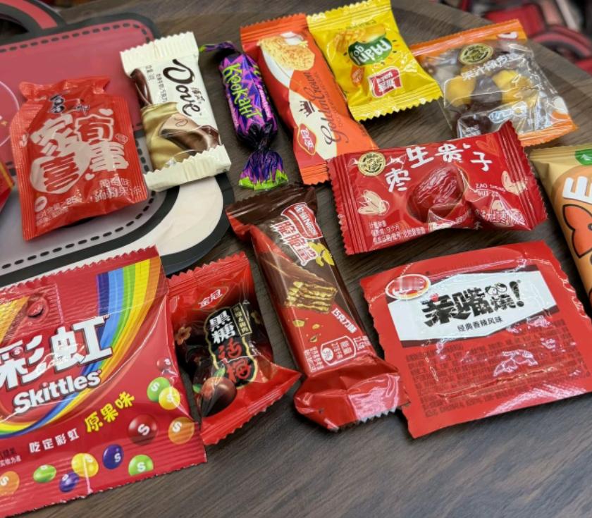 00后订婚喜糖一代人有一代人的欢喜表达。看了一张又一张、一份又一份，❤️老一辈喜