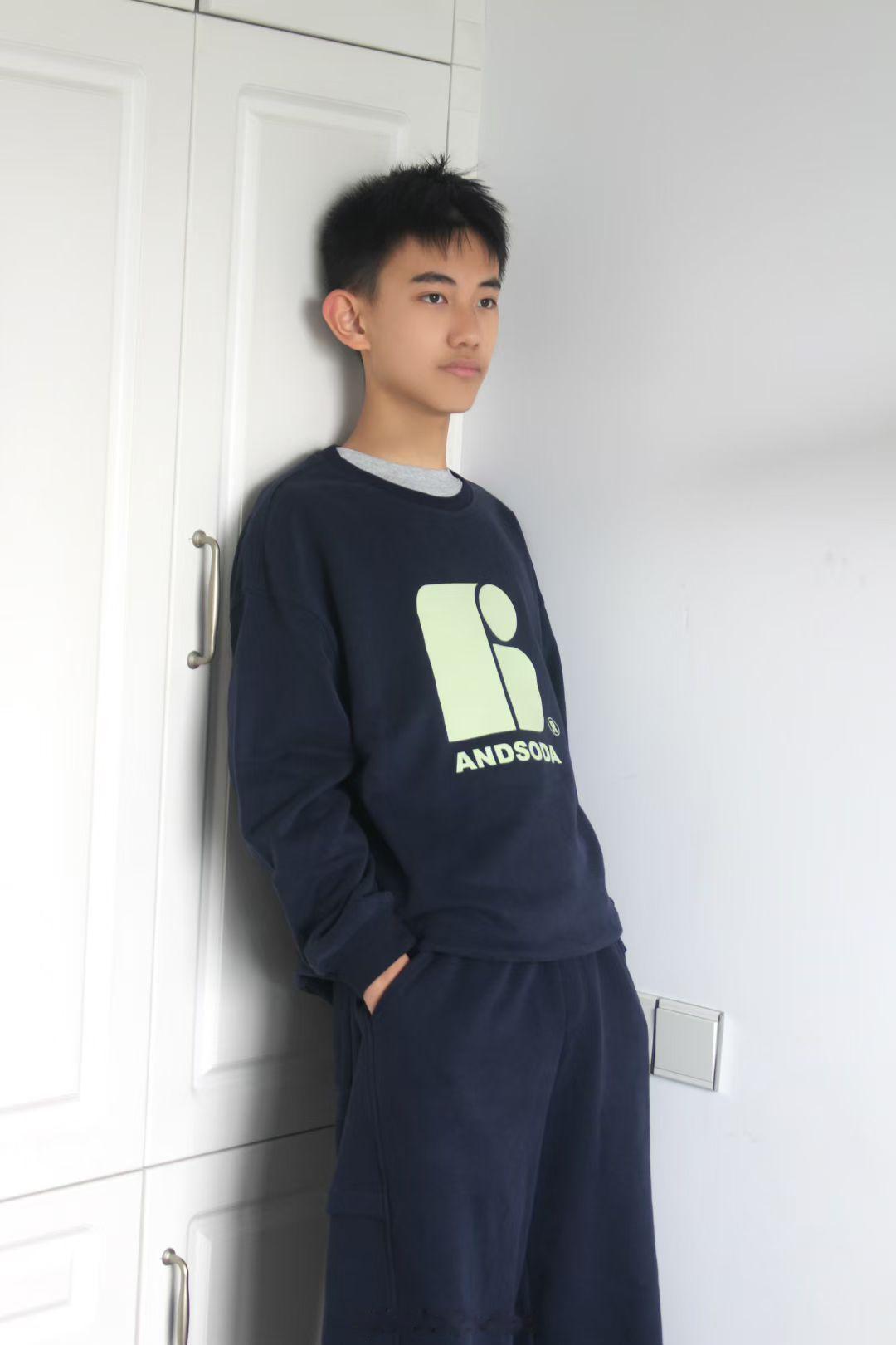 上午发照片，刚好对比一下儿子这两年带牙套变化。图1是24年7月戴牙套前。图2是2