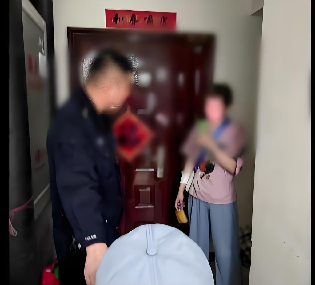 养女抡拐杖暴打九旬养父！老人报警哭诉：我怕被打死，房子就没了



养女抄起养父