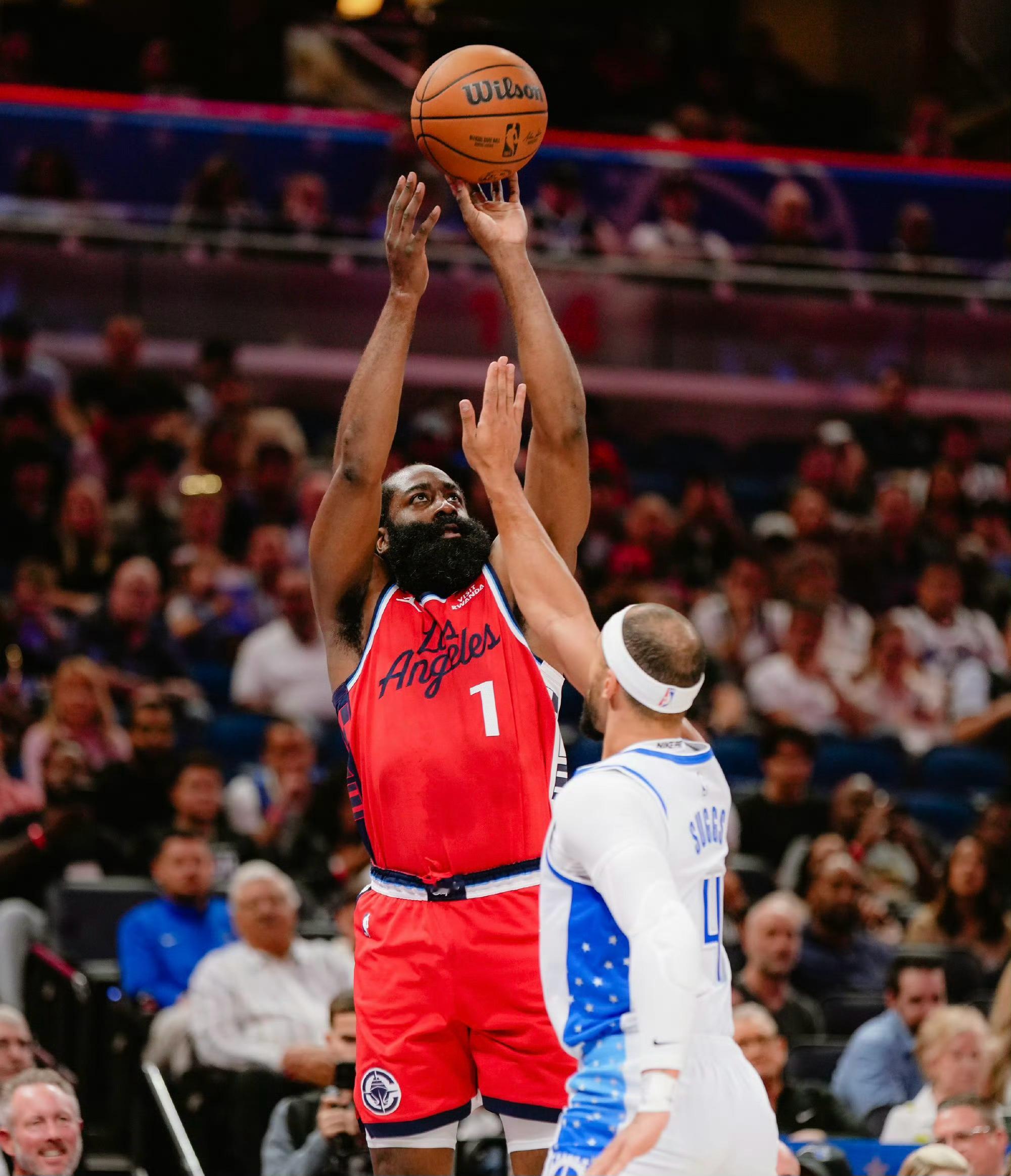 过去4场比赛，哈登场均34.3分8.0助攻，快船1胜3负