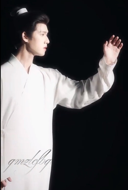 李昀锐言尚白衣氛围感 李昀锐言尚白衣氛围感，月光下好梦幻~ ​​​