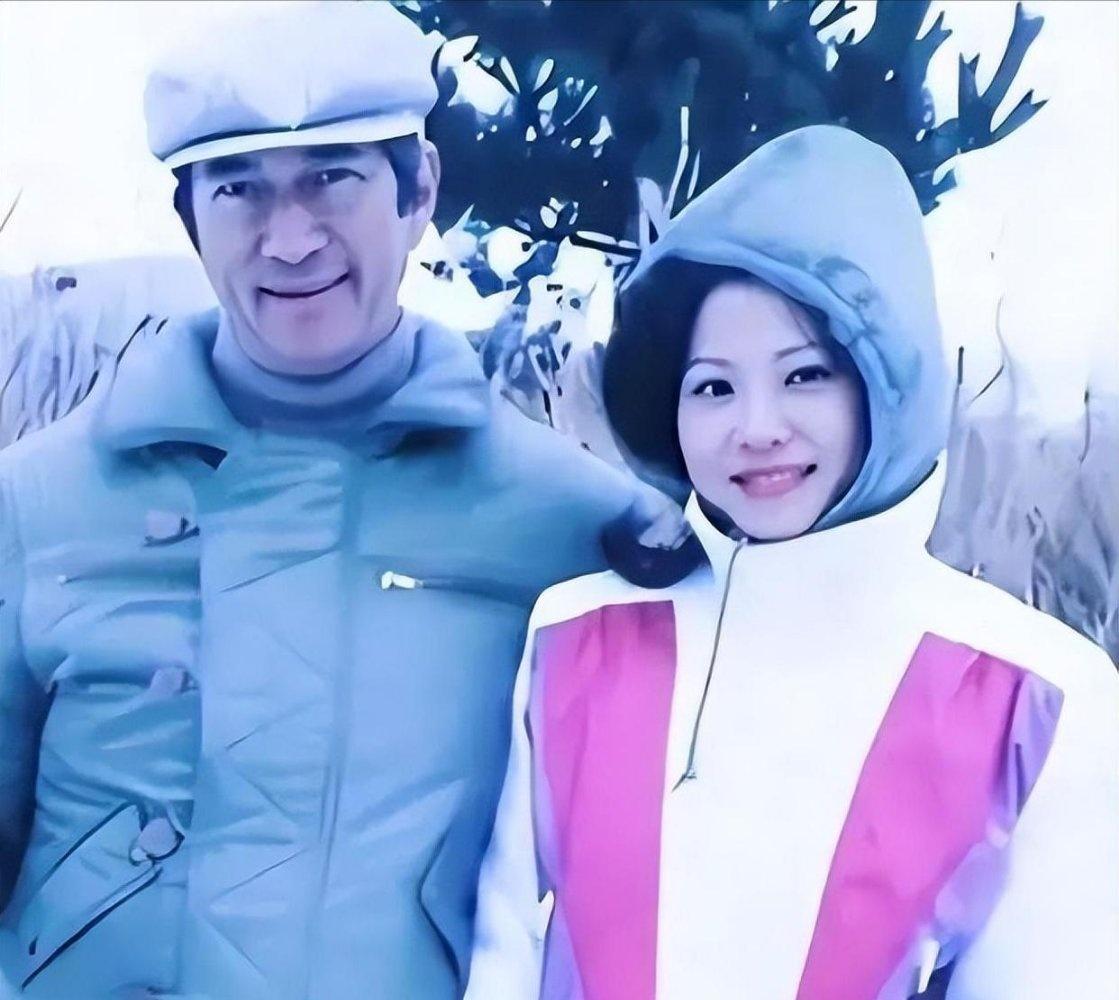 70年代那张黑白合影里，陈婉珍站在利孝和夫人旁边，脸小得像一弯新月，却能把旁边真