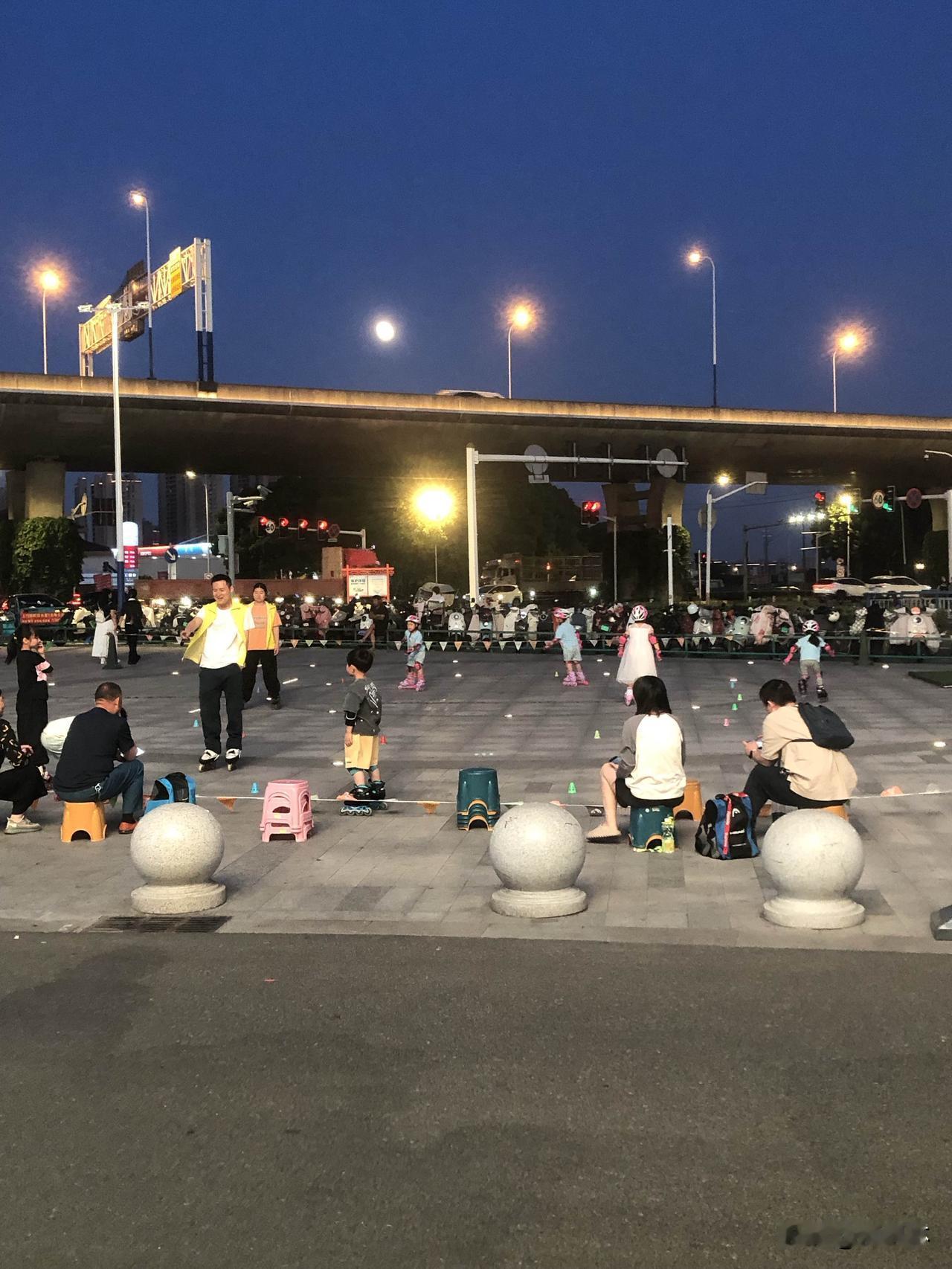 记录我的2026夜幕下广场热闹自在，孩子们练轮滑、每天都吹萨克斯的男士、一群跳舞