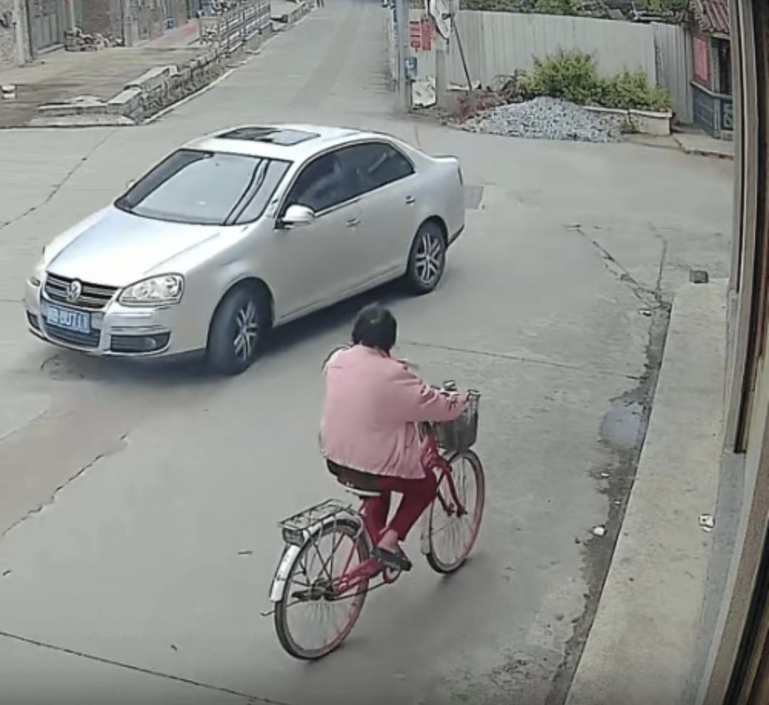 两位中学生扶起摔倒的老人，被索赔22万元。事情的经过是一位老人骑自行车，看到前面