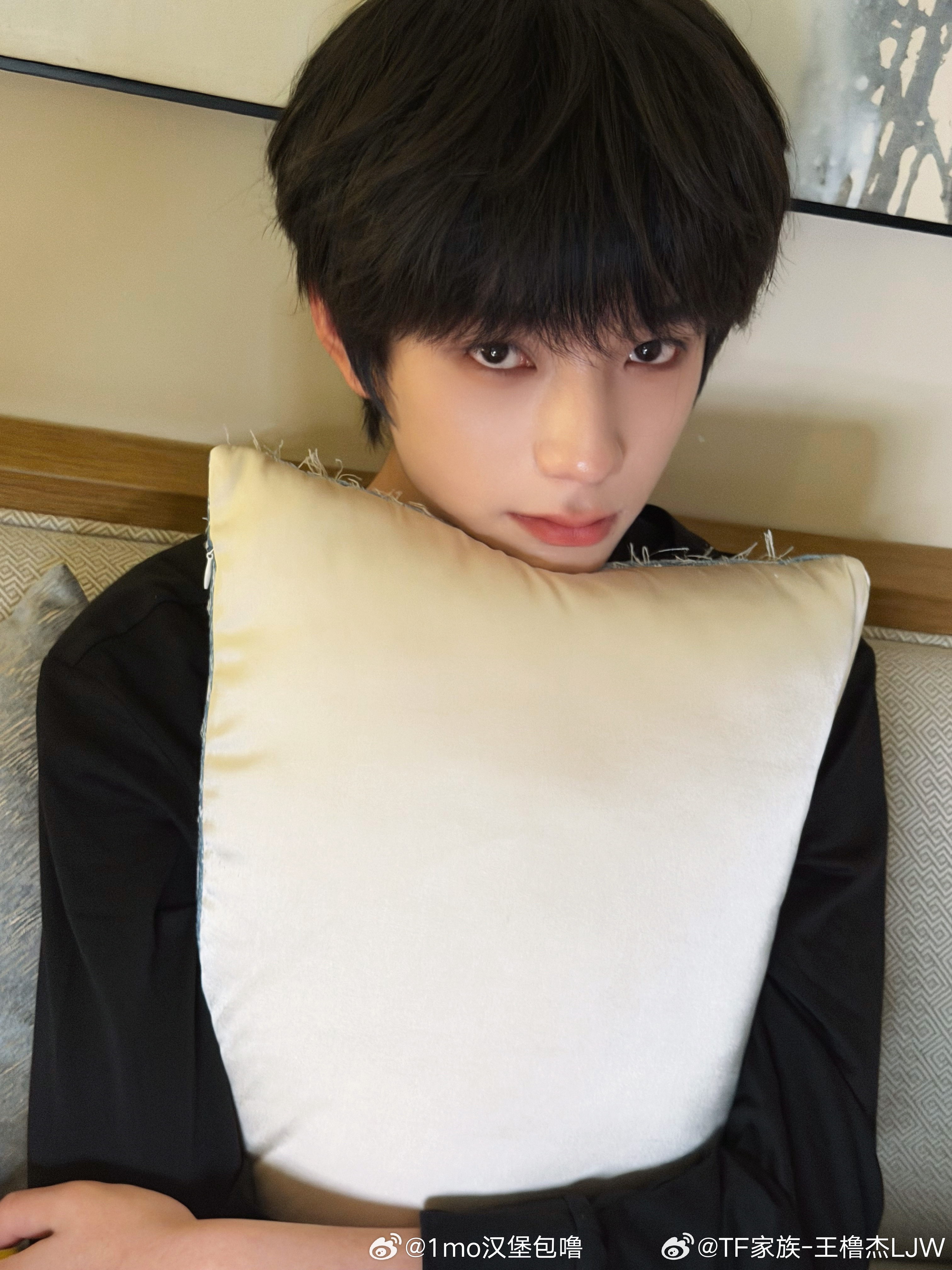 王橹杰 粉王橹杰真的很爽吧，每天看着这张脸就让人心情愉悦 