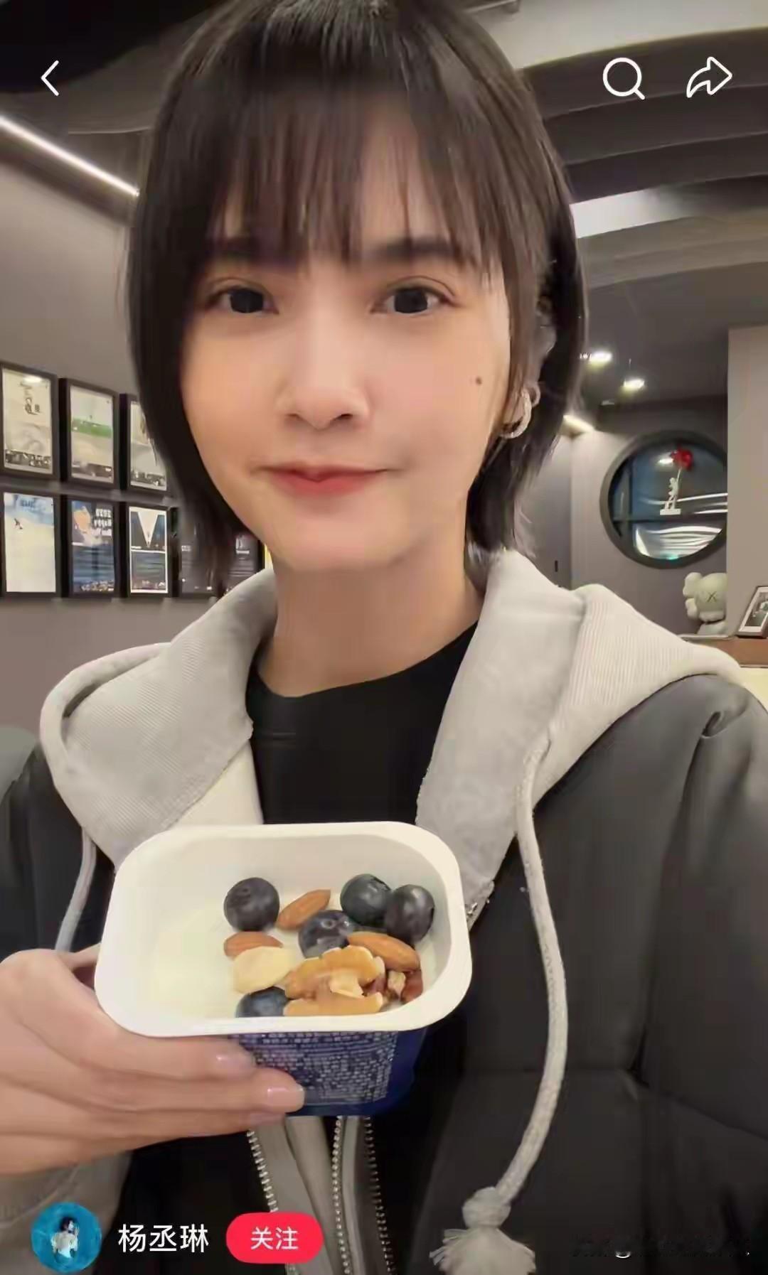 41岁杨丞琳瘦了6斤，为了开演唱会有更好的状态，杨丞琳太自律了。

她吃水煮菜水