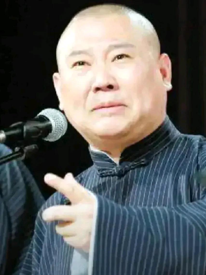 德云社前大师兄闫云达又炮轰郭德纲了！刚刚闫云达直播时喊话郭德纲:不要想着堵我的嘴