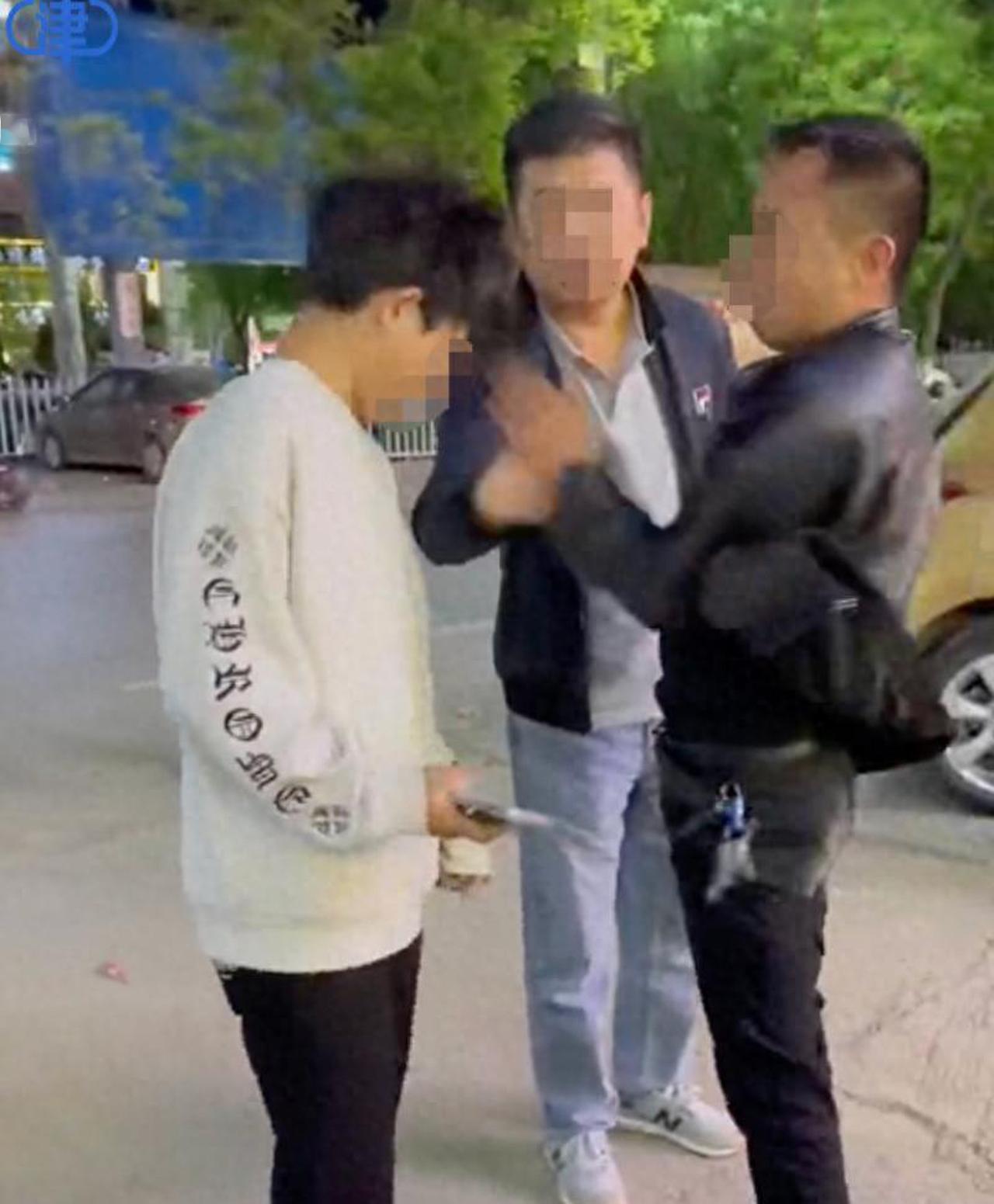 13岁初中生夜间无故遭两人殴打！结伙殴打未成年人法律后果有多严重
 
大家好，我