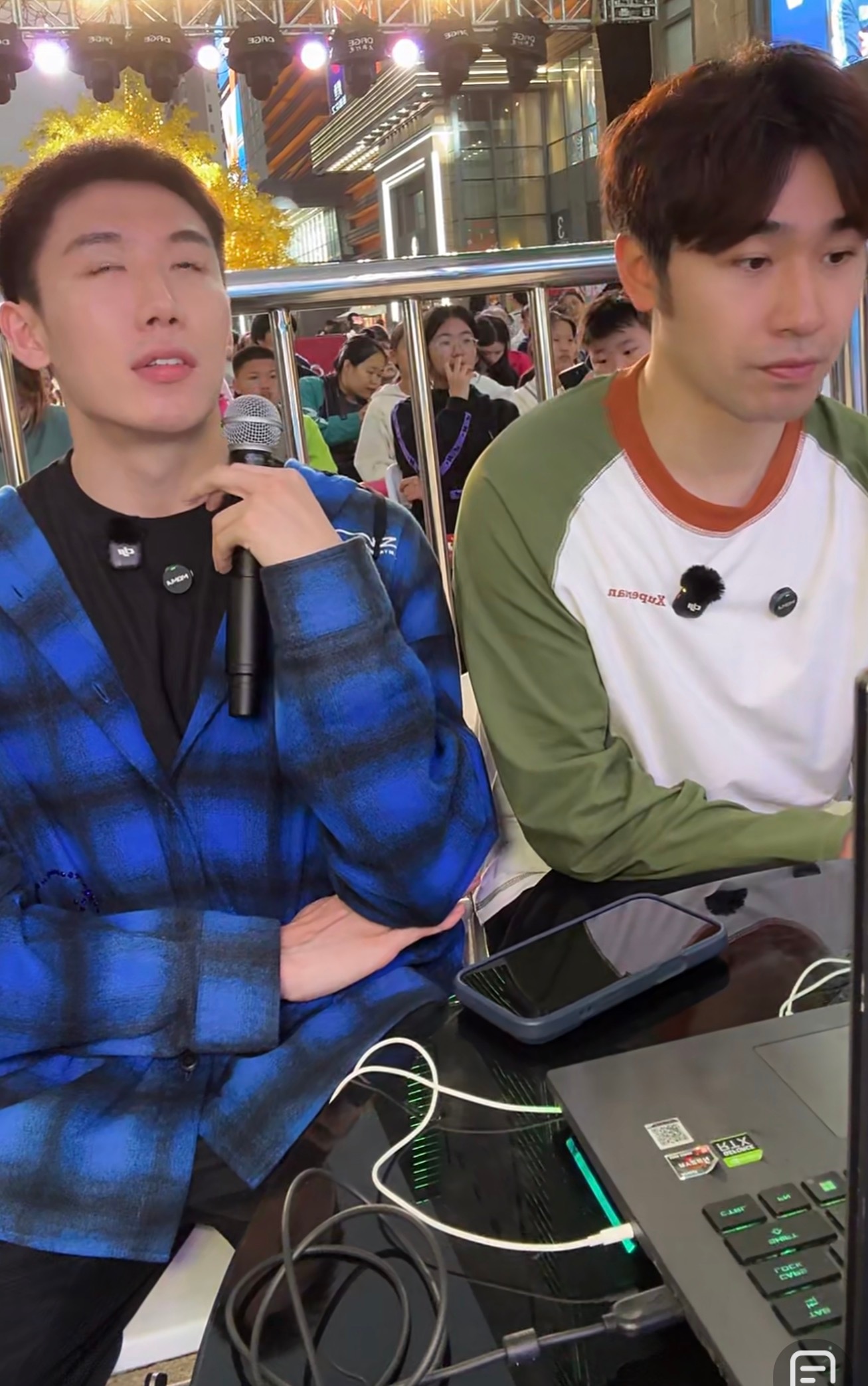 多亏海口天气也好这要天寒地冻的这两个在这坐着也太惨了不过为了赚💰这点苦没啥