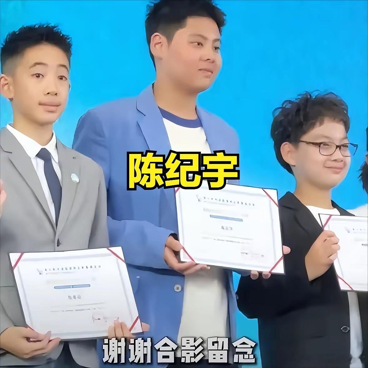 给陈龙儿子递奖杯的，是陈小春的儿子Jasper。两个星二代同框，一个颁奖，一个领