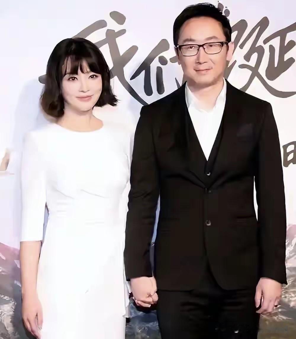 这对明星夫妻看着好养眼，是般配的一对。男的有才华，风度翩翩，气质大方，女的颜值高