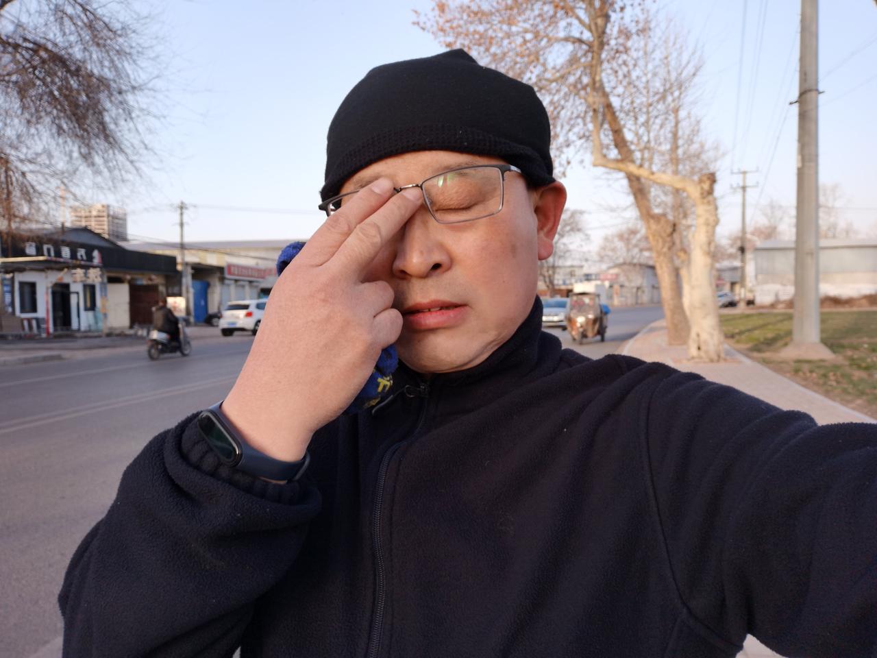 镜中的独来独往人
（喜欢独来独往的人,是冷漠吗?）
从不求他人，
不期被人求。