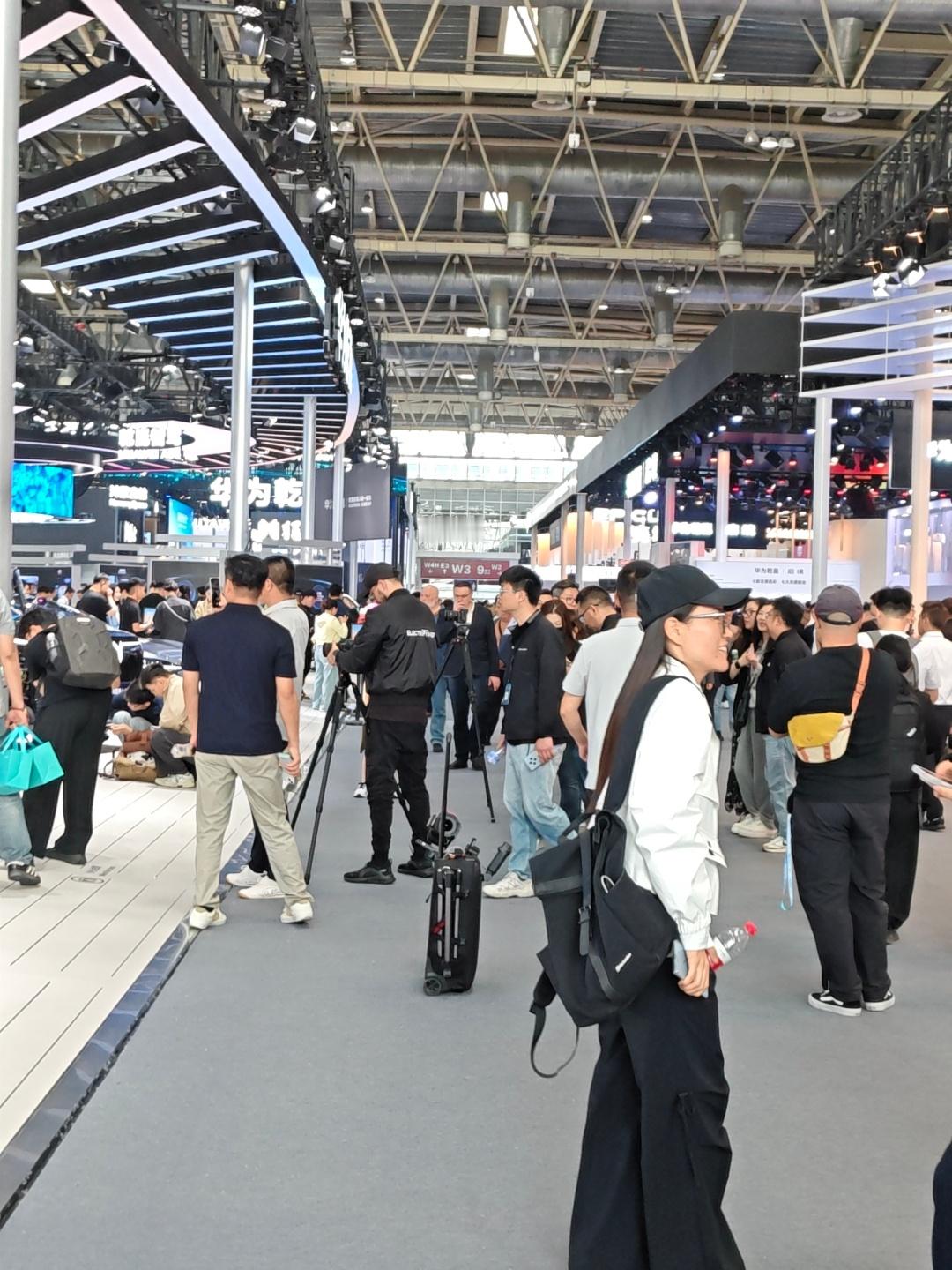 前方传来战报，人人人都是人！隔着屏幕都感觉到了“寸步难行”，太火爆了！实名羡慕能