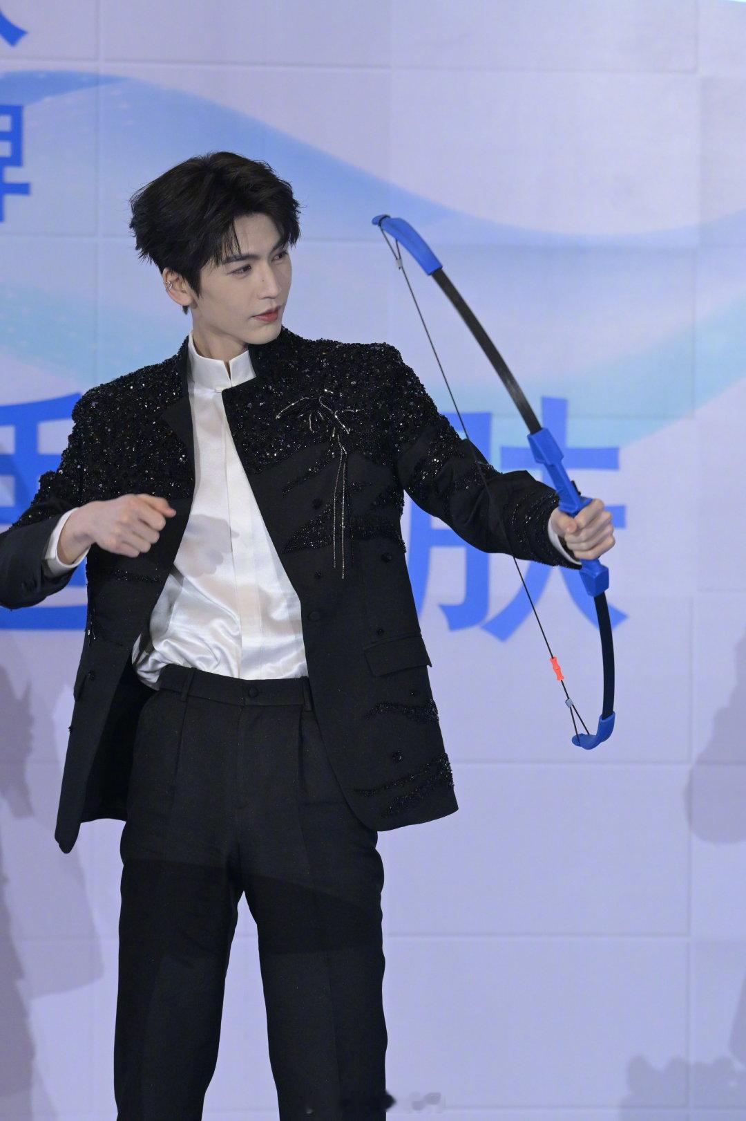 张凌赫适乐肤线下人气 谁去了今天的现场啊！张凌赫一出场全场尖叫就没停过，人气真的