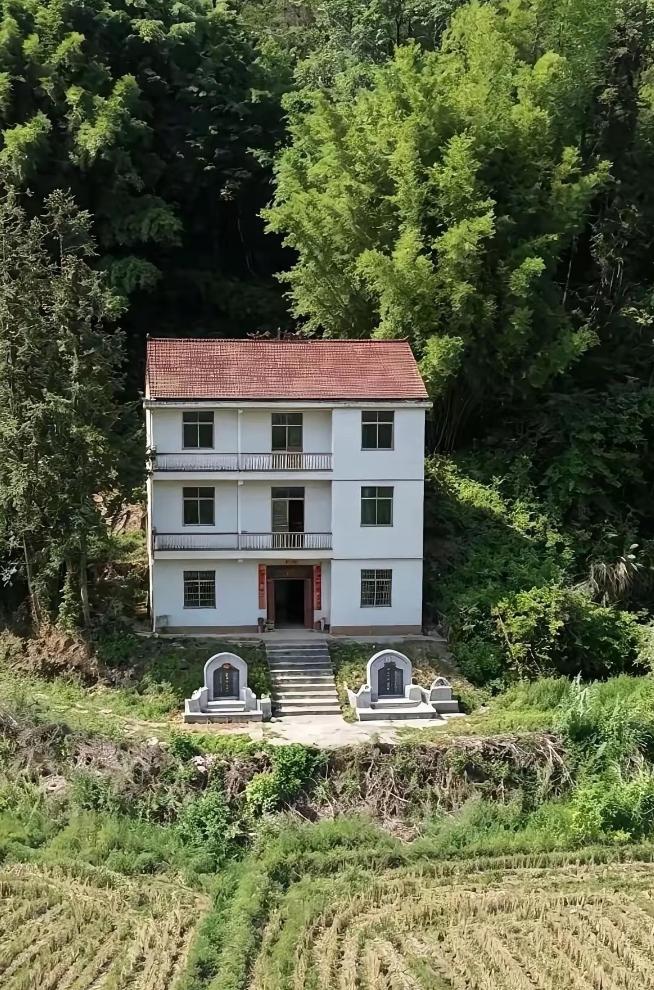屋后是山林，门前是双坟，这样的房子，你觉得住着会是什么感受？
要是你，你敢住吗？