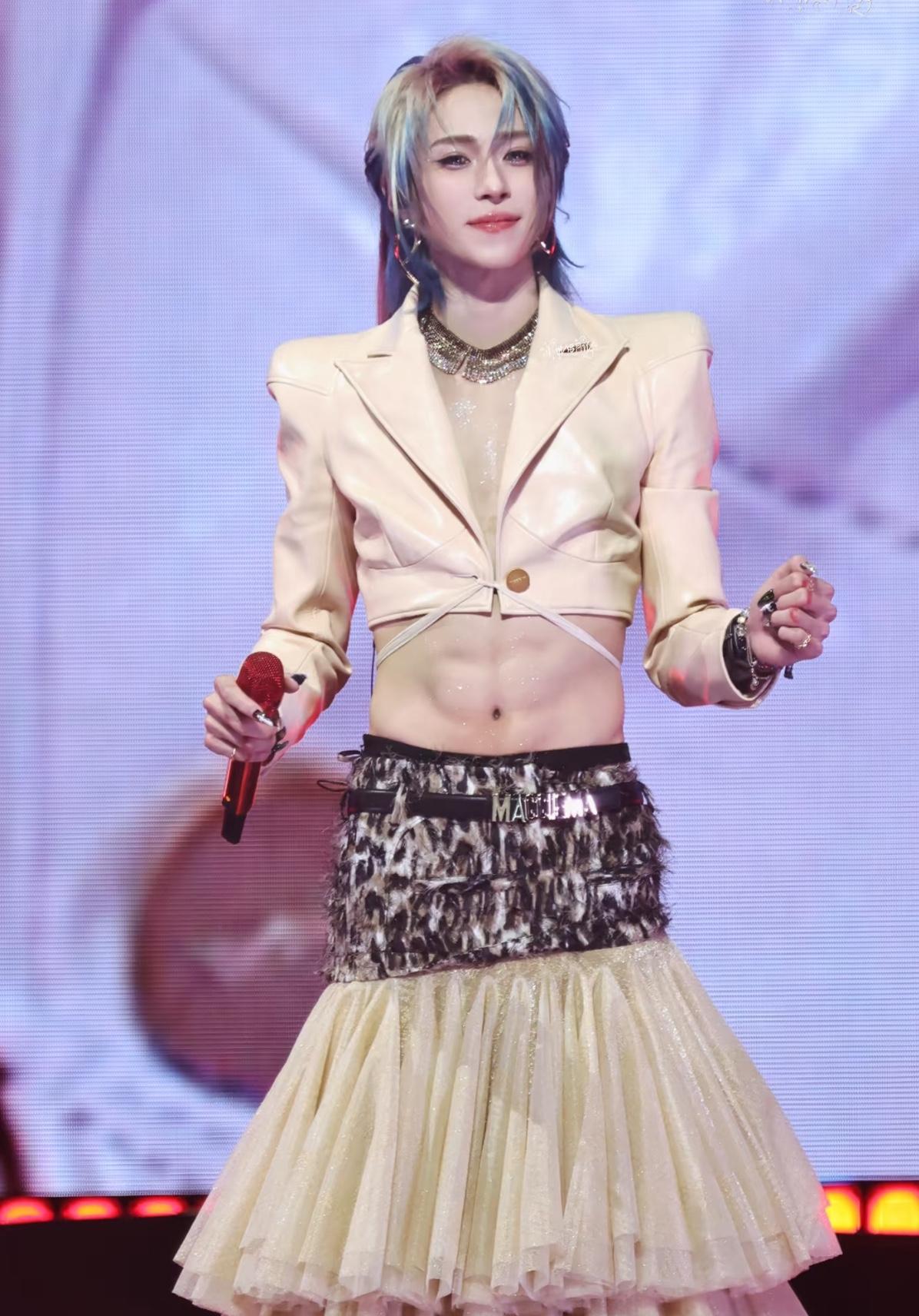 这到底是男孩还是女孩呀？傻傻分不清

你说她是女孩吧，看着好像又不太像，有喉结