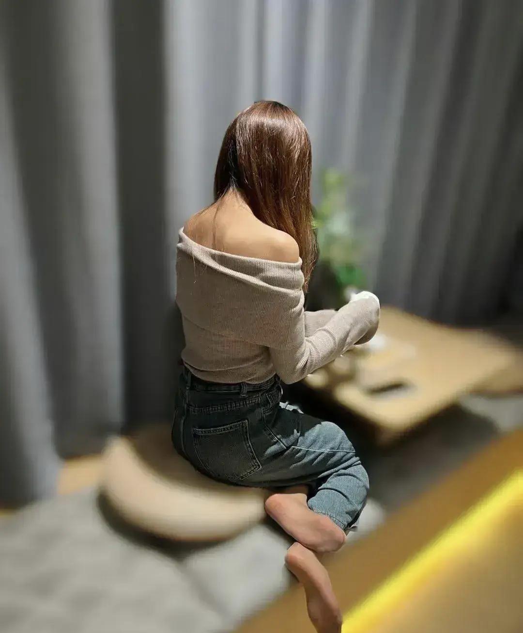 小美在星巴克搅咖啡，

杜锋没接那杯，

三十万债务卡在中间。

她不是疯，是真