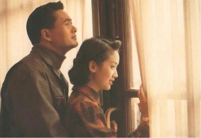 30多年前的广告宣传图，由周润发和吴倩莲出演，质感太好了，简直像电影剧照。（这支