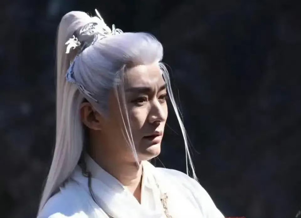 刘学义这个年纪已经扛不住这样的光线了吧？ 