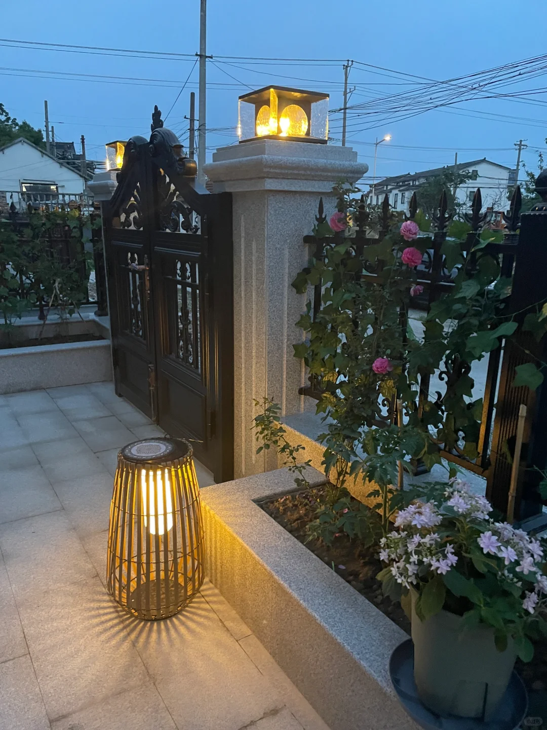 村长说，就你家自建房在村里显得格格不入