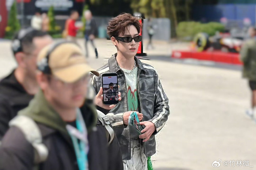 李昀锐F1赛车服造型李昀锐这身机车服也太帅了！和F1赛场的氛围超搭，又酷又有气场