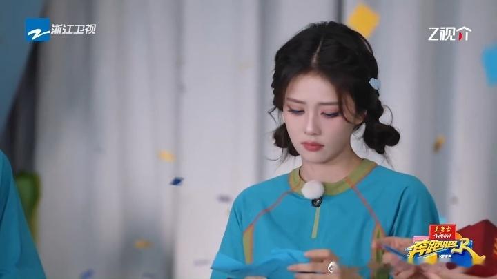 白鹿那背过身的背影，藏着这一季的多少不容易。刘些宁那个背后的拥抱，是给她的最稳的