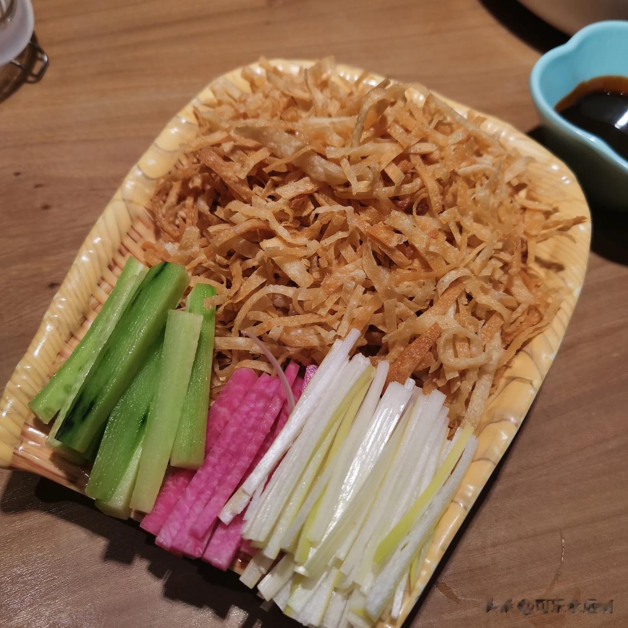 #秋日生活打卡记# 
满圆薄春饼真不错
手工制作，非常喜欢，适合带父母家人聚会。