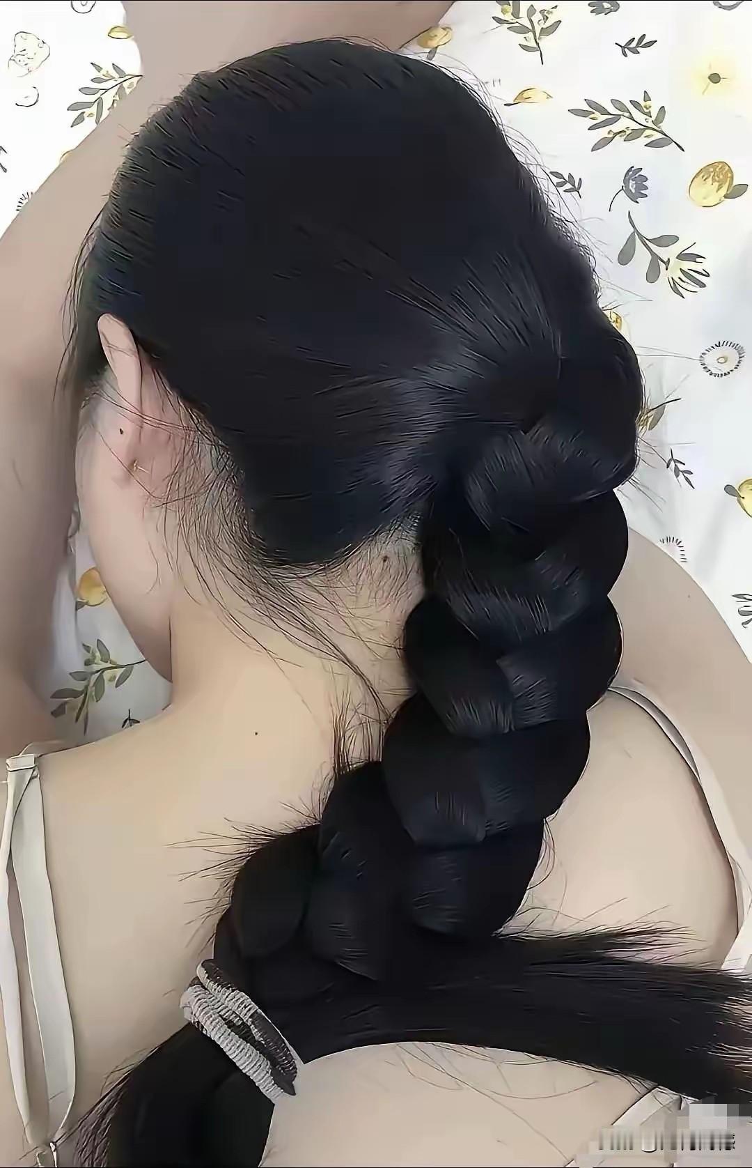 这头发真好，头发丝很粗，而且长得特别的浓密，黑真真的，从一个侧面也能够反映出这个