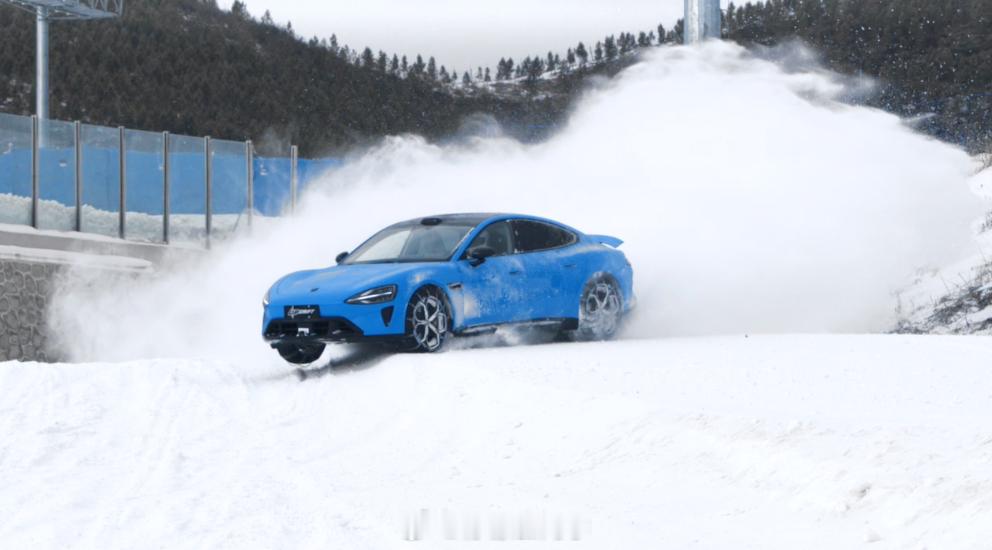 新一代小米SU7还没发布，已经有博主开着在崇礼玩漂移了，这姿态，这卡布里蓝配色，