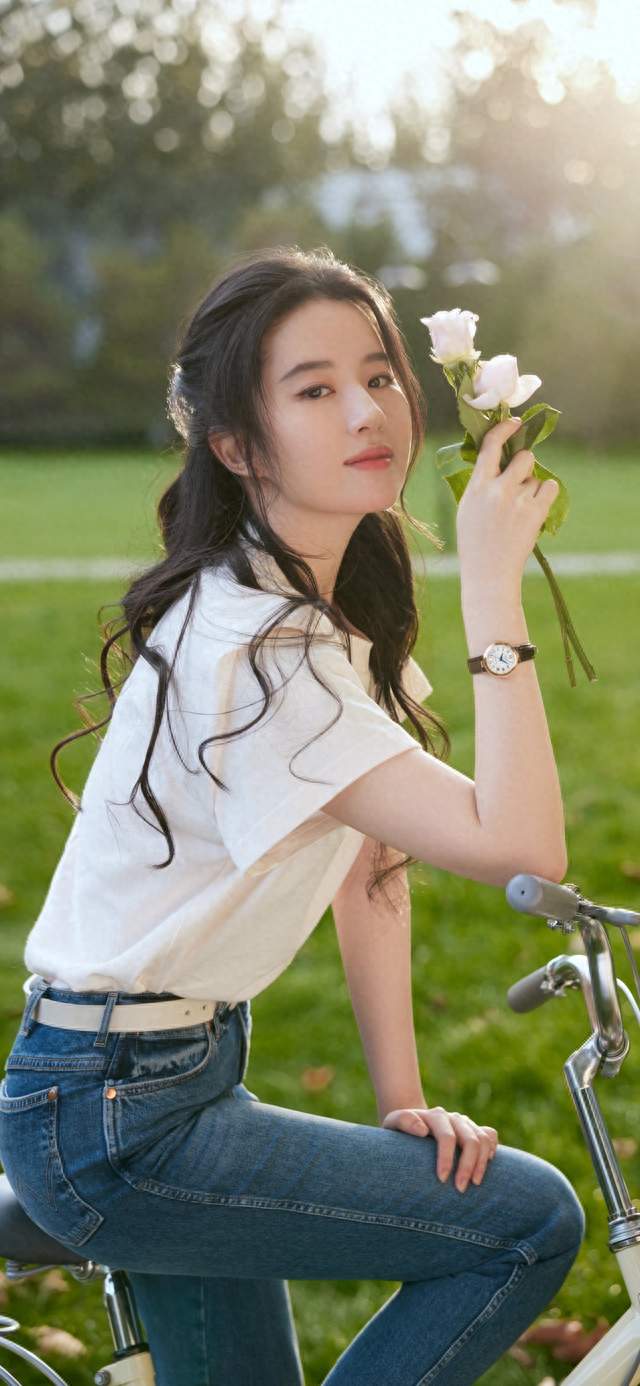 风波再起！刘亦菲发布合照，裁掉越南女星引网友热议