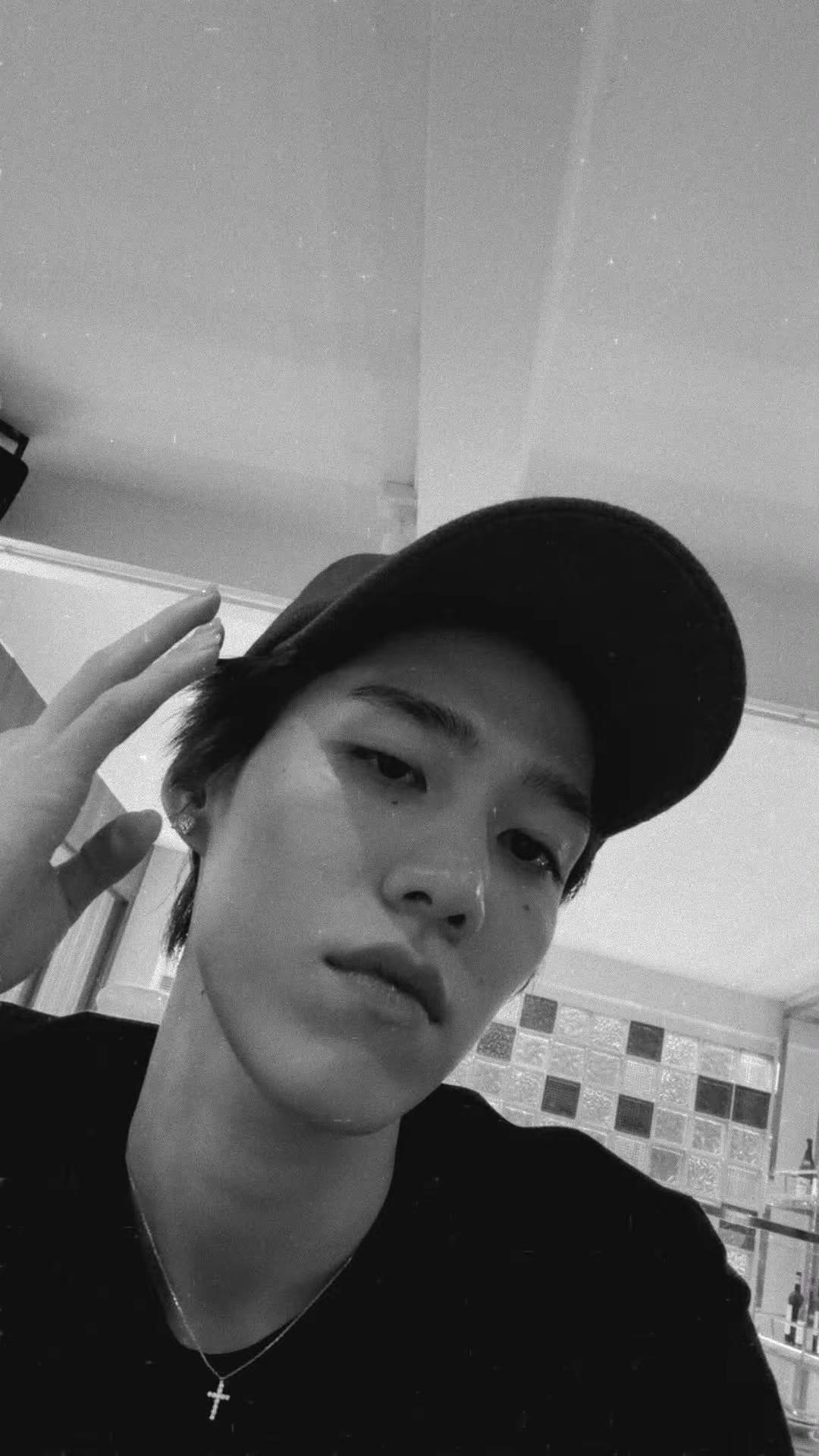 咦🤔…… 黑白照～“ter陪你排练吗？ （我乱说的 ）”男明星自拍 黑白ins