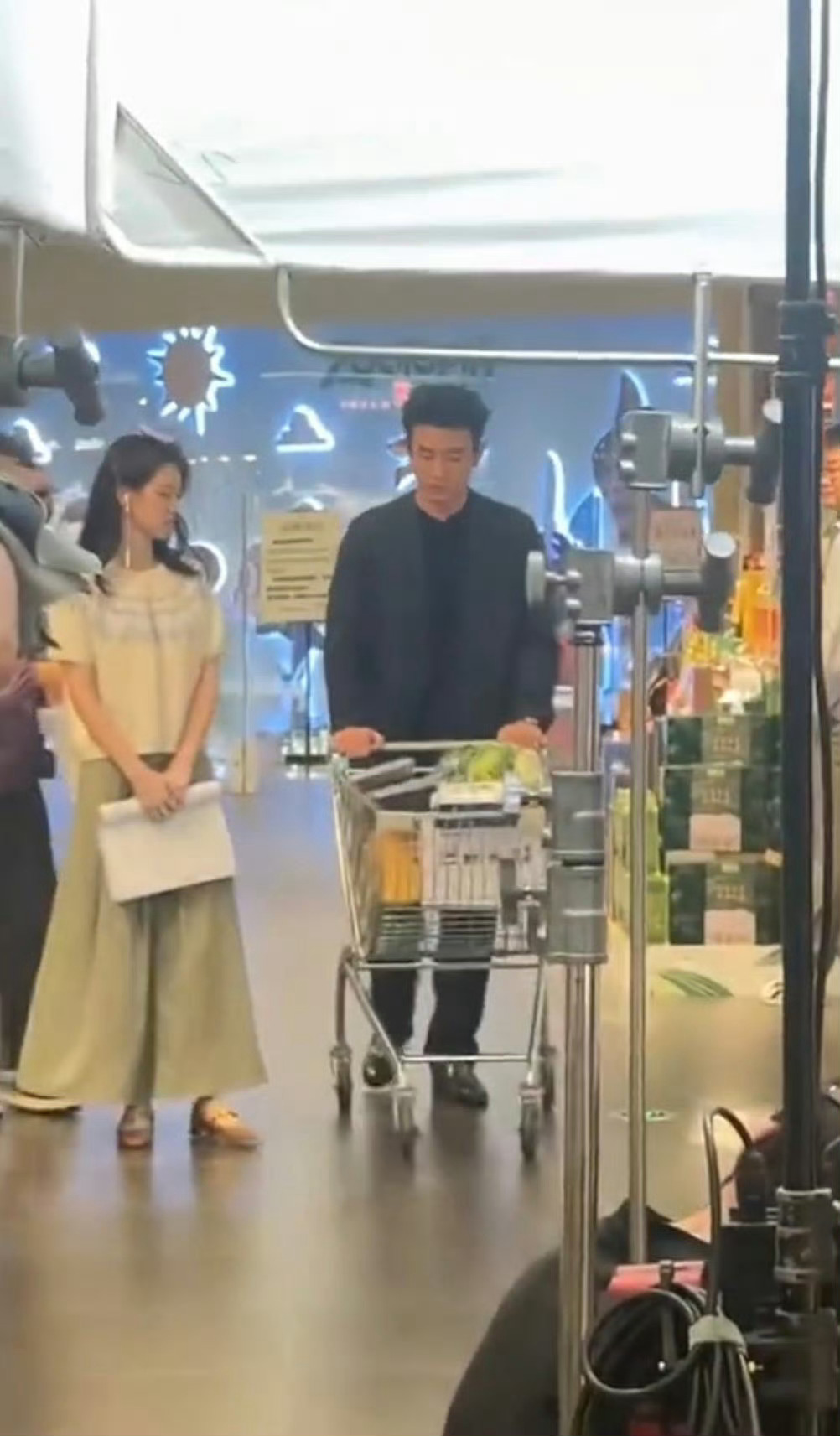 刘萧旭郭宇欣春夜困渡路透谁说要延期呀照常开机了呀，郭宇欣鞋跟这么矮也看得出比例不