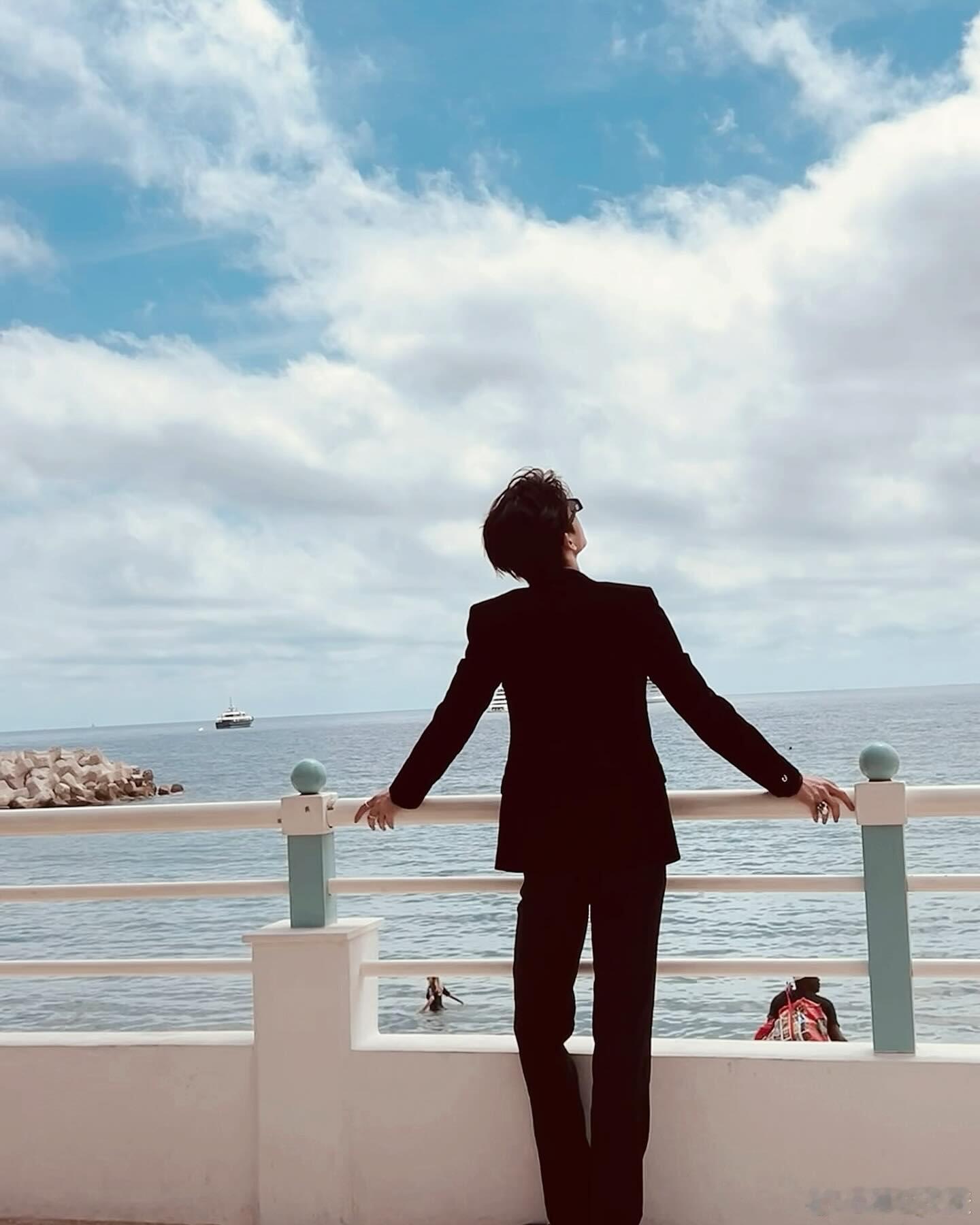 张凌赫[超话]  这么勾人的凌赫妈呀ins上面发的就是不一样哈张凌赫｜ ​​​