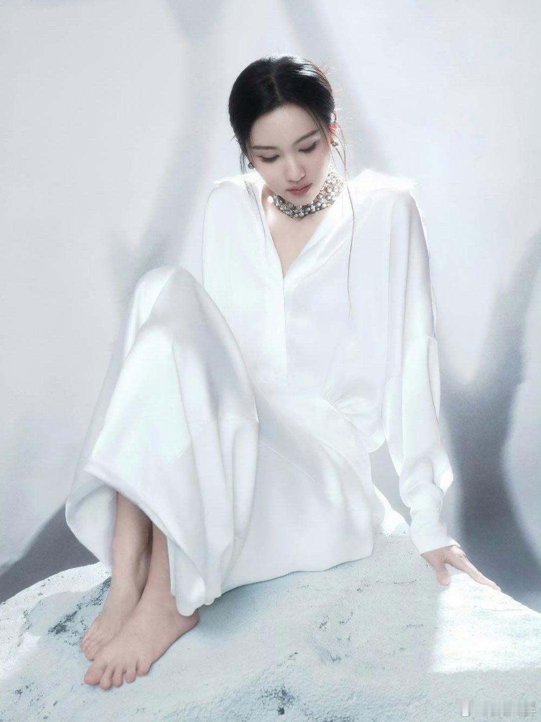 陈都灵玉足白皙纤细，自带清雅气质。 