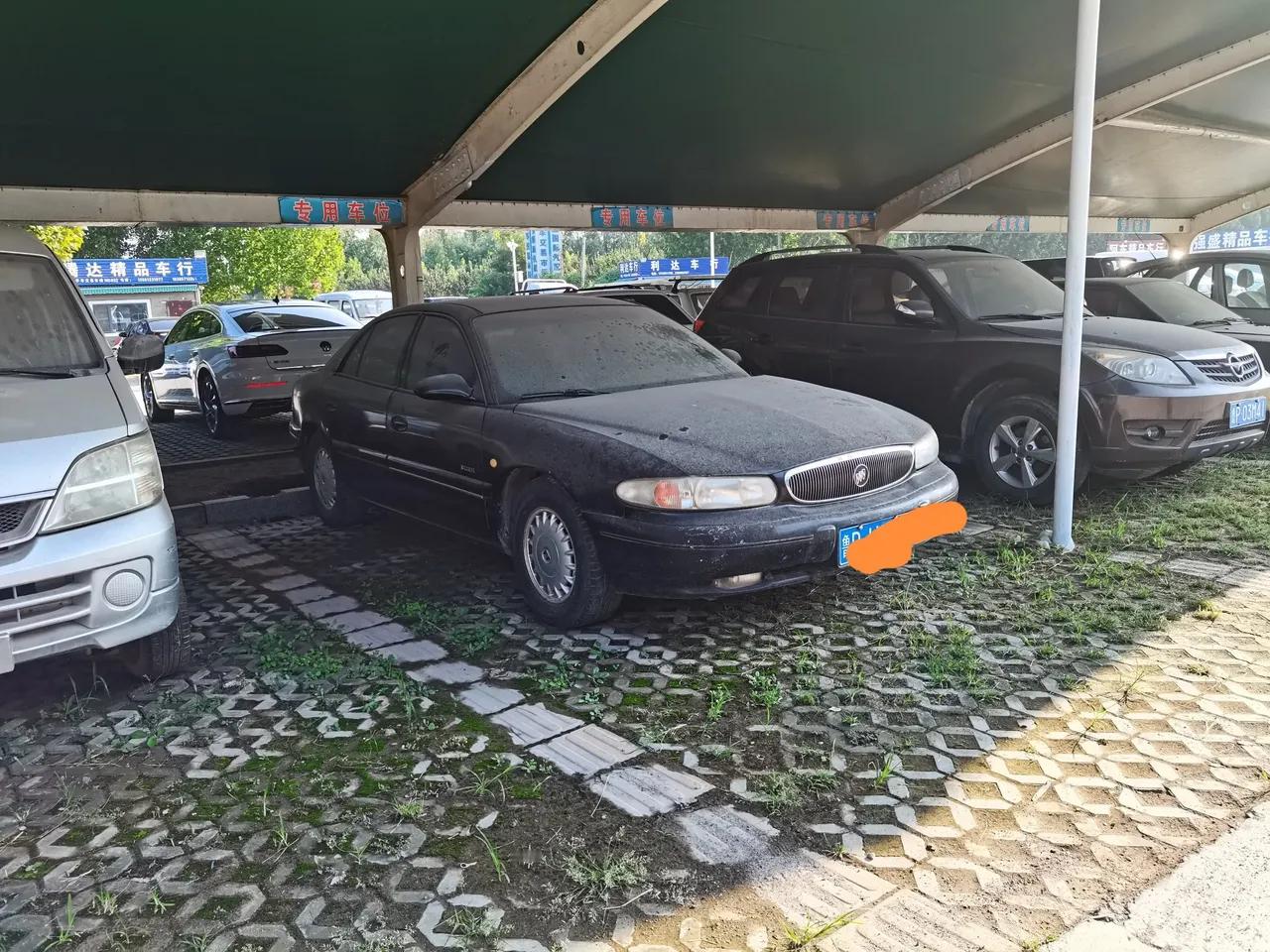 万能的网友们，昨天陪朋友去逛二手车市场，发现一辆老别克，后尾写着shanhhai